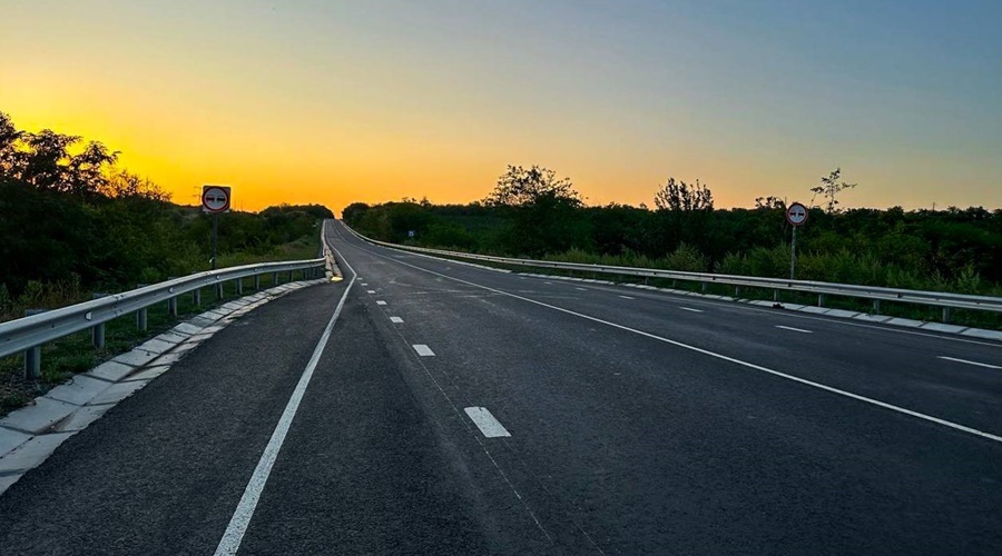Дорожники отремонтировали 30-километровый участок сухопутного «коридора» в Крым