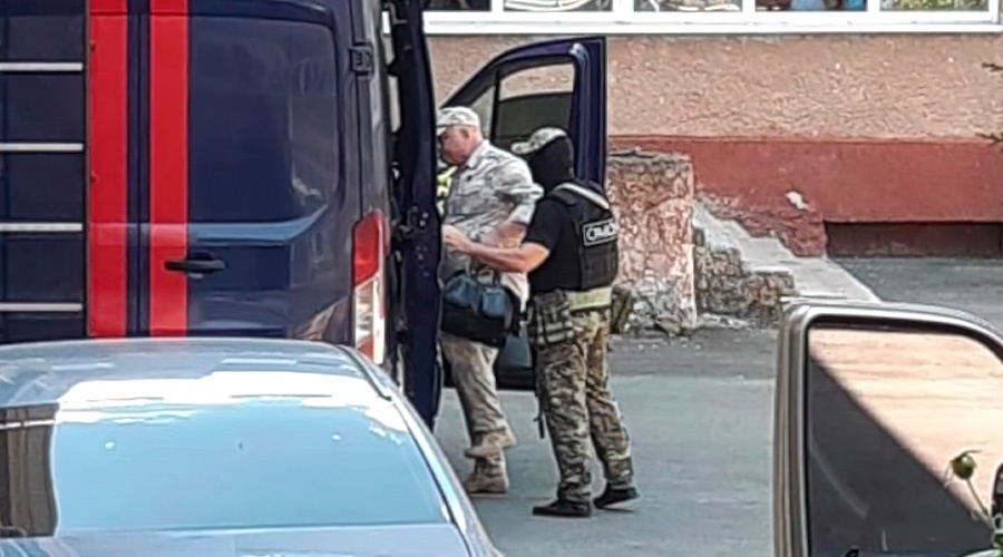 Суд отправил под домашний арест подозреваемого во взятках военкома Крыма