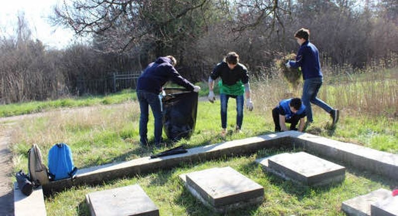 Власти Симферополя и волонтеры убрали территорию Старорусского кладбища