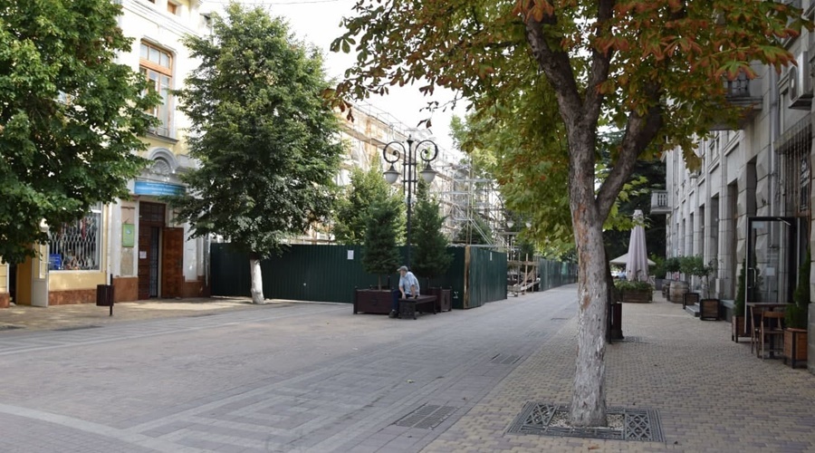 Проход по улице Пушкина возле обрушившегося здания в центре Симферополя открыт