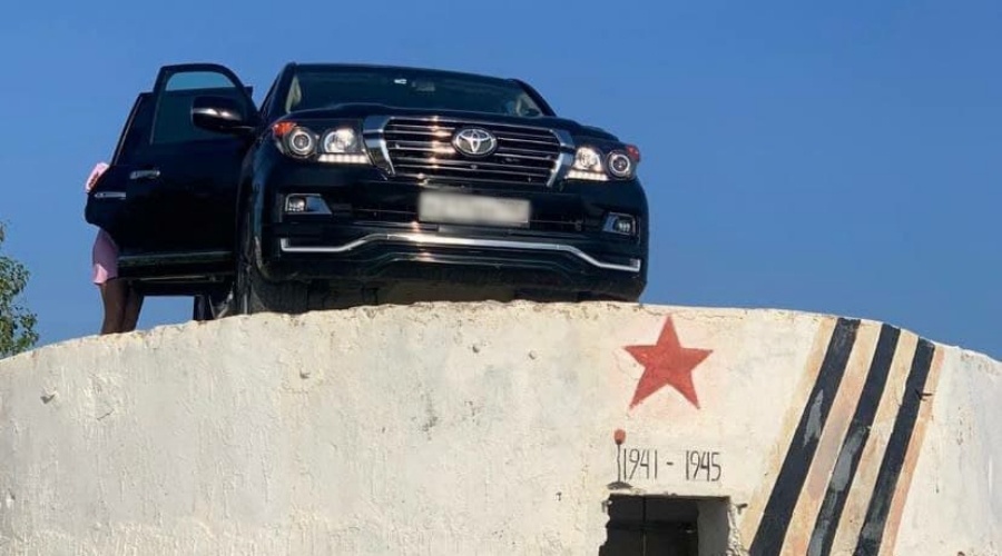 Полицейские в Севастополе проверят водителя, припарковавшегося на доте времен войны
