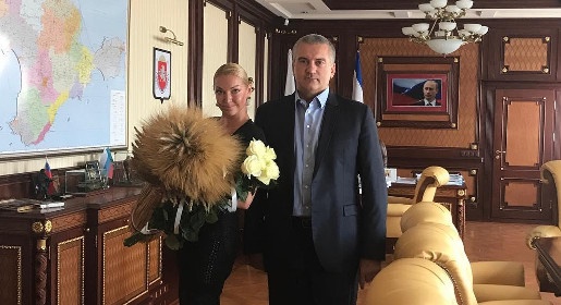 Аксёнов подарил Волочковой символ крымского земледелия