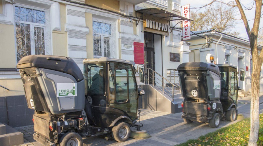 Коммунальные службы Симферополя начали мыть дороги и пылесосить тротуары