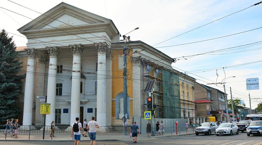 «Здание раздора» в центре Симферополя начали ремонтировать