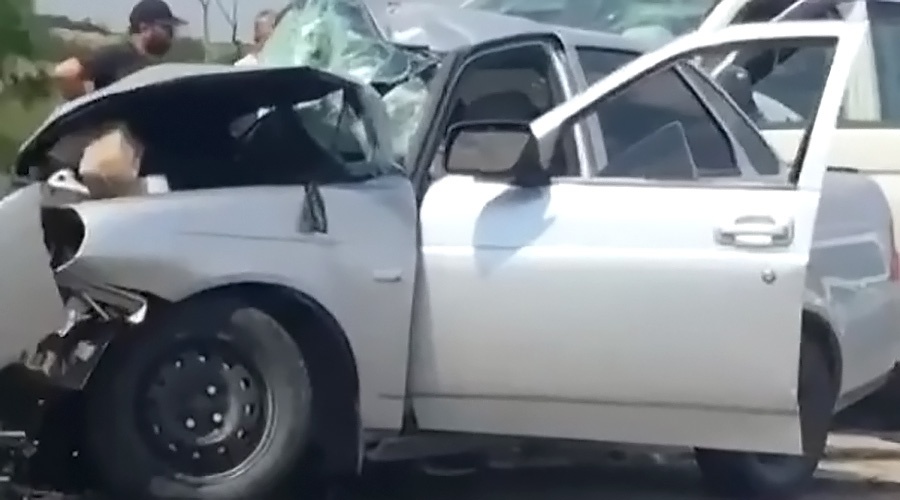 Два человека погибли и двое пострадали в лобовом столкновении легковых авто в Крыму