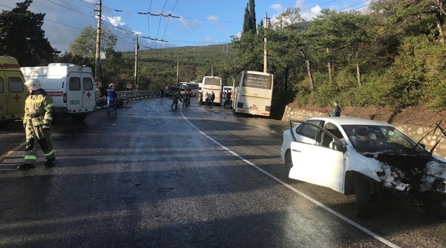 Два человека погибли при столкновении легковушки с рейсовым автобусом на юге Крыма