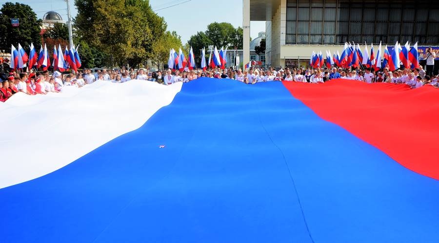 Молодёжь Крыма развернула самый большой российский флаг на полуострове 