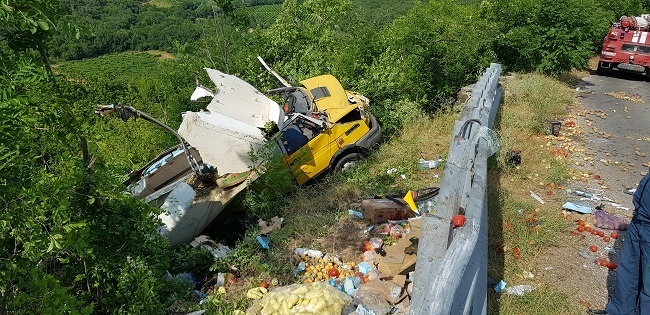 Грузовик с овощами опрокинулся на горной дороге в Крыму