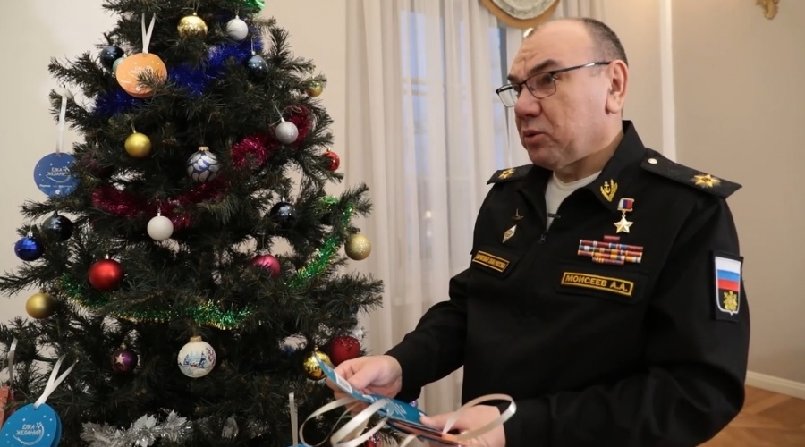 Главнокомандующий ВМФ адмирал Александр Моисеев исполнил мечту школьника из Севастополя