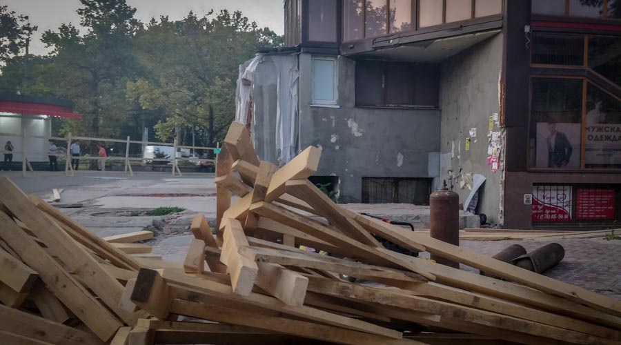 Незаконно построенное здание торгового центра «Куб» начали сносить в Симферополе