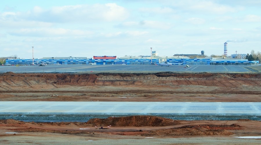 Строители забетонировали больше половины новой взлетно-посадочной полосы аэропорта Симферополь