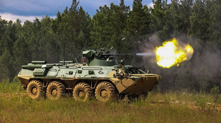 Танки и бронетранспортеры ЧФ отрабатывают на крымских полигонах действия при ведении боя