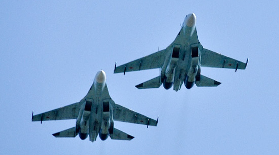 Летчики-истребители отработали в небе над Крымом отражение массированной воздушной атаки