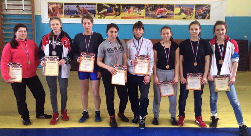 Чемпионки Крыма по женской борьбе определены в Симферополе