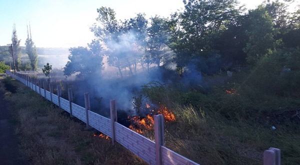 Спасатели за прошедшие сутки потушили возгорания сухостоя в трех районах Крыма