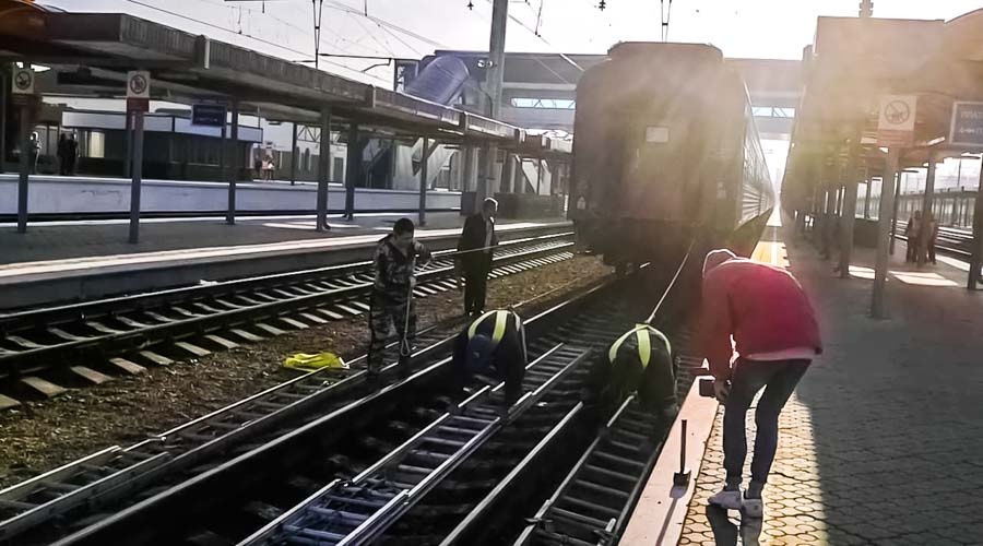 Силачи сдвинули 12 вагонов и электровоз на вокзале Симферополя 