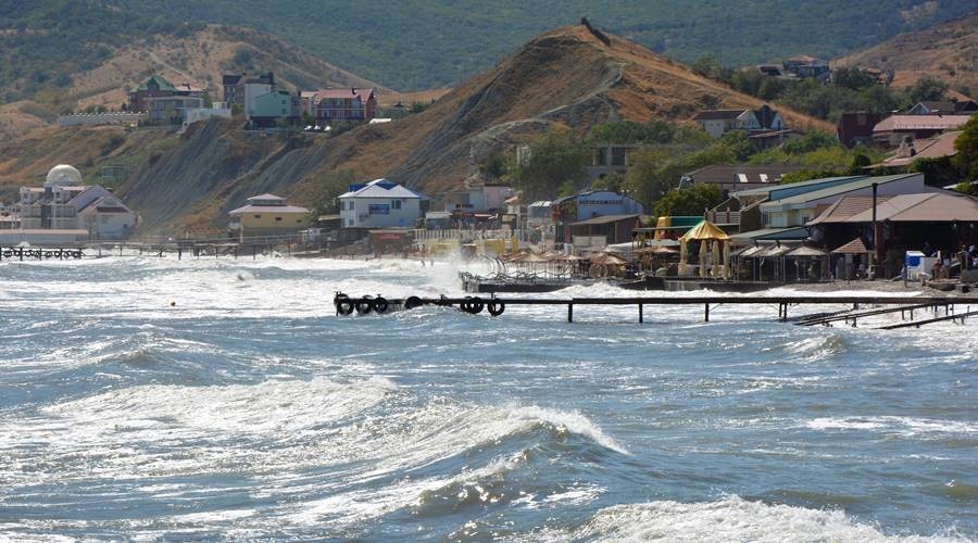 Поиски двух пропавших во время шторма возобновлены в Крыму