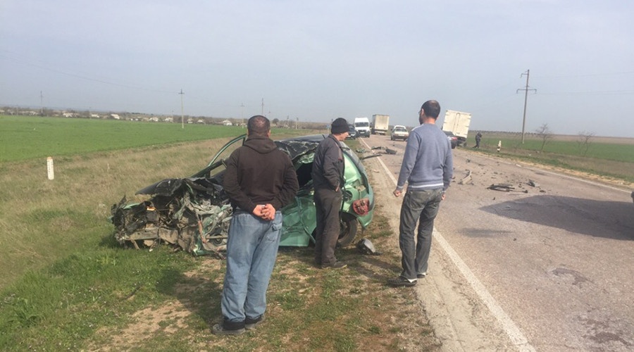 Лобовое столкновение легкового авто с грузовиком произошло в Сакском районе Крыма