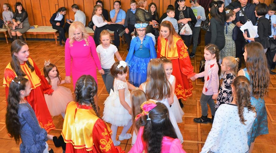 Около 900 крымских школьников получили подарки на Сенаторской ёлке в Симферополе