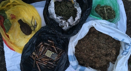 Под Ялтой обнаружили схрон с боевой гранатой, пистолетом и наркотиками