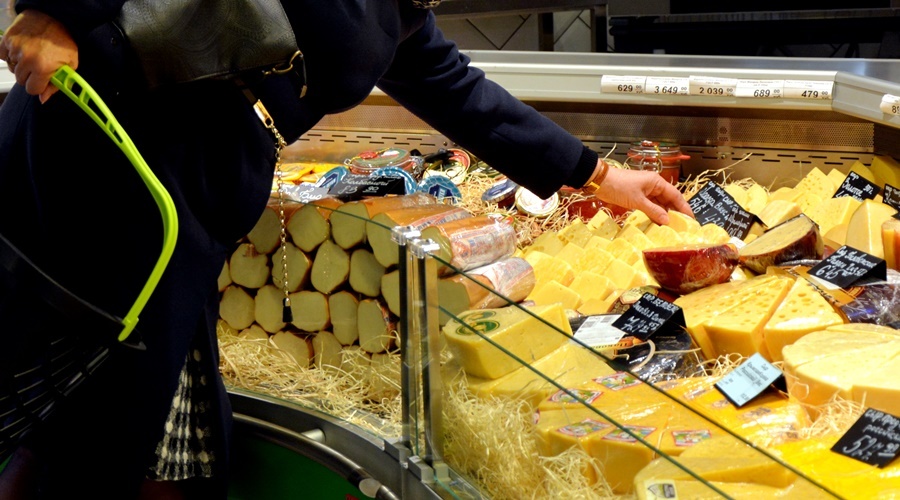 Покупателям могут разрешить есть продукты в магазинах до оплаты