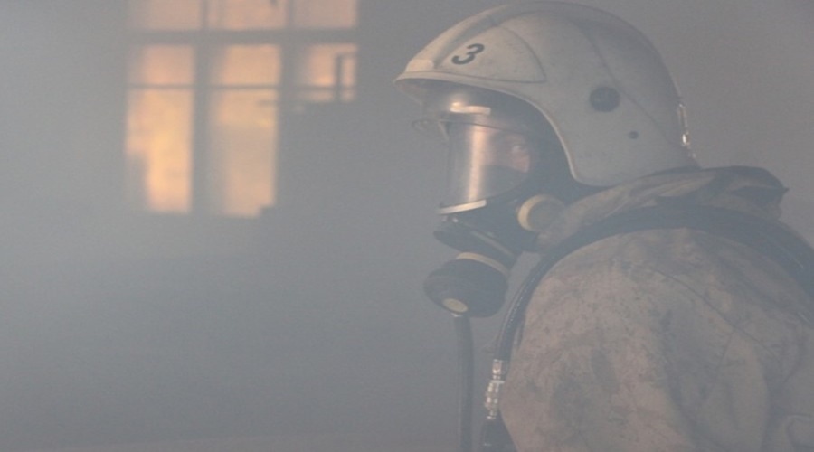 Спасатели эвакуировали 12 человек из горящего дома в Керчи