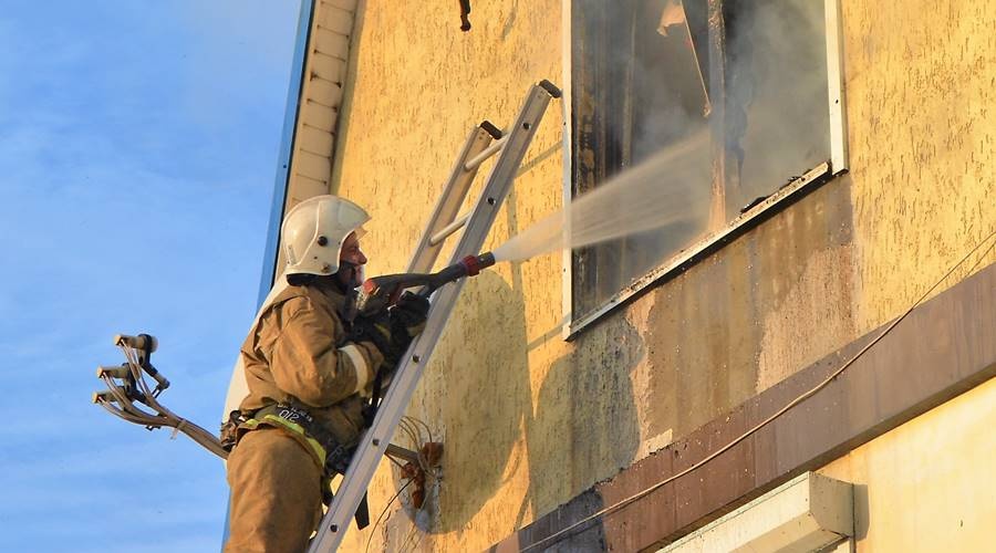 Спасатели эвакуировали 10 человек из горящего дома в Первомайском районе