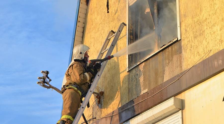 Пожарные спасли 3 и эвакуировали 12 человек из горящего дома в Джанкое