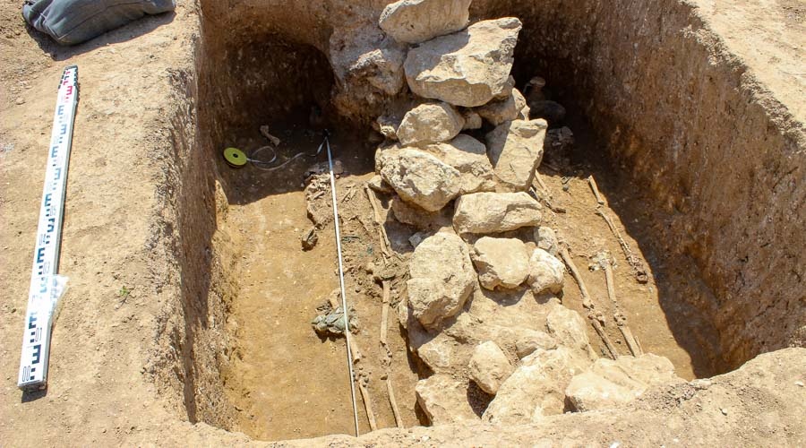 Древний склеп с человеческими останками нашли в Керчи во время прокладки сетей