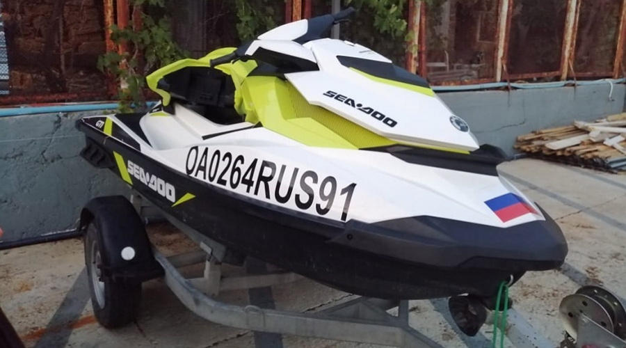 Туристы на гидроцикле в Ялте сбили в море женщину на сапборде