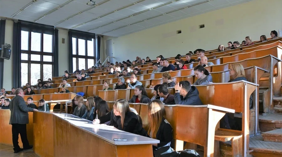 Размер стипендий для студентов в России предложили поднять до уровня МРОТ