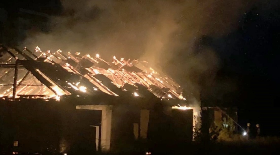 Заброшенный военный склад горел сегодня ночью в Симферополе
