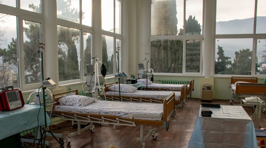 Врачи полевого ковидного госпиталя в Ялте переместились в корпус муниципального санатория