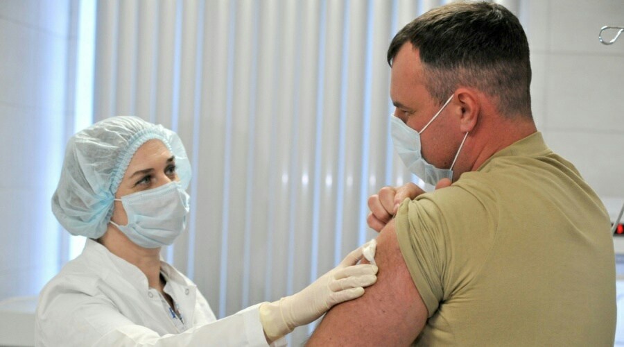 Сотрудников призывных комиссий в Крыму вакцинируют от коронавируса