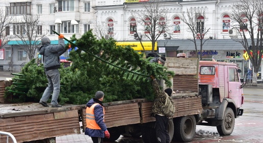 Симферопольские коммунальщики к вечеру вторника демонтируют главную новогоднюю ёлку города