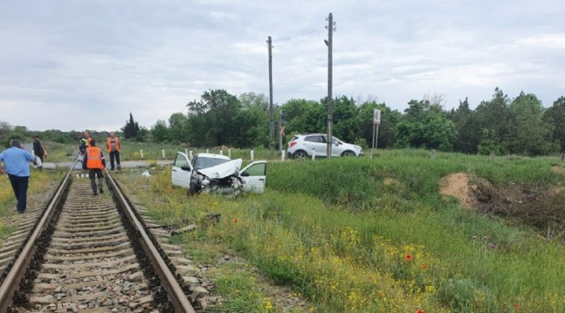 Легковушка попала под тепловоз на железнодорожном переезде в Севастополе