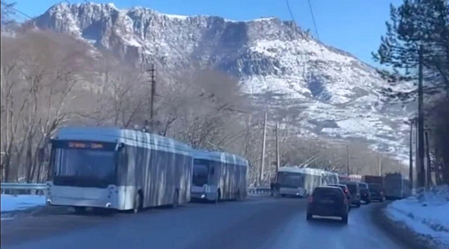 Троллейбусы с пассажирами полтора часа стояли на трассе Симферополь – Алушта из-за аварии