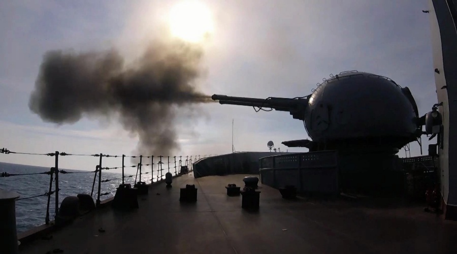 Флагман ЧФ крейсер «Москва» провел артиллерийские стрельбы в Черном море