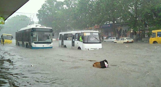 Власти Симферополя сообщили о подтоплении нескольких улиц: такого дождя не было три года (ВИДЕО)