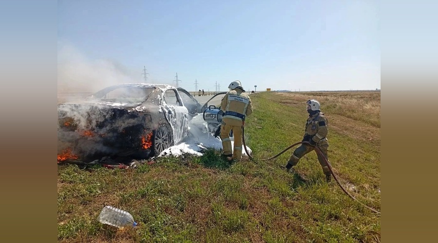 На трассе Таврида под Феодосией потушили загоревшийся автомобиль