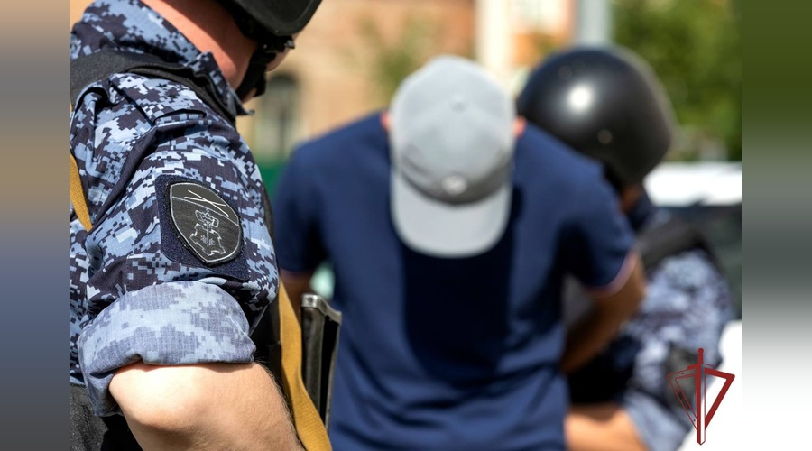 Сотрудники Росгвардии задержали устроившего драку в симферопольском баре дебошира