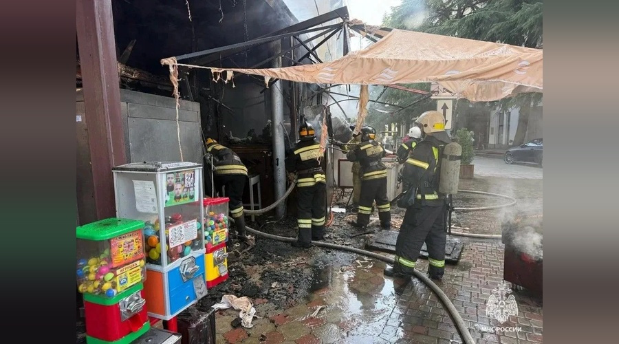 В Алуште потушили пожар в заведении на улице Ленина