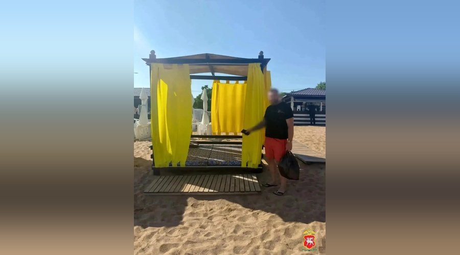 Спящего на пляже мужчину обокрали на 40 тысяч рублей