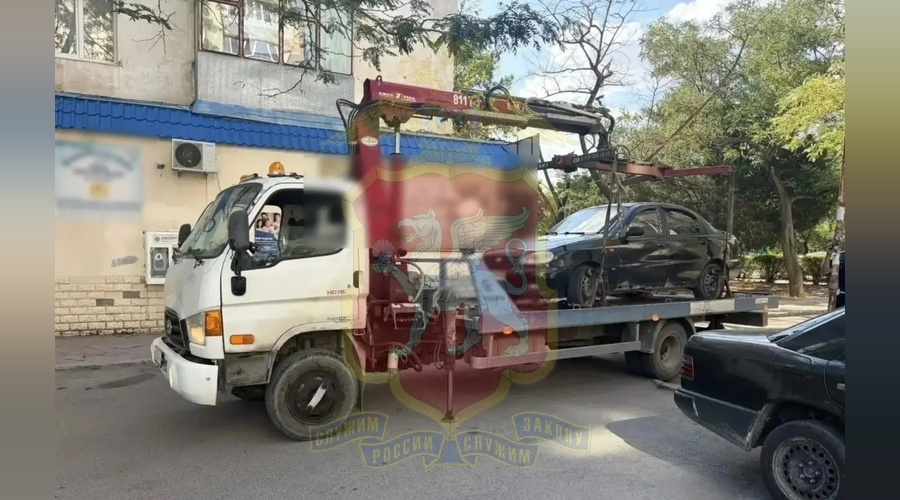 Машину эвакуировали после жалобы на парковку во дворе Евпатории