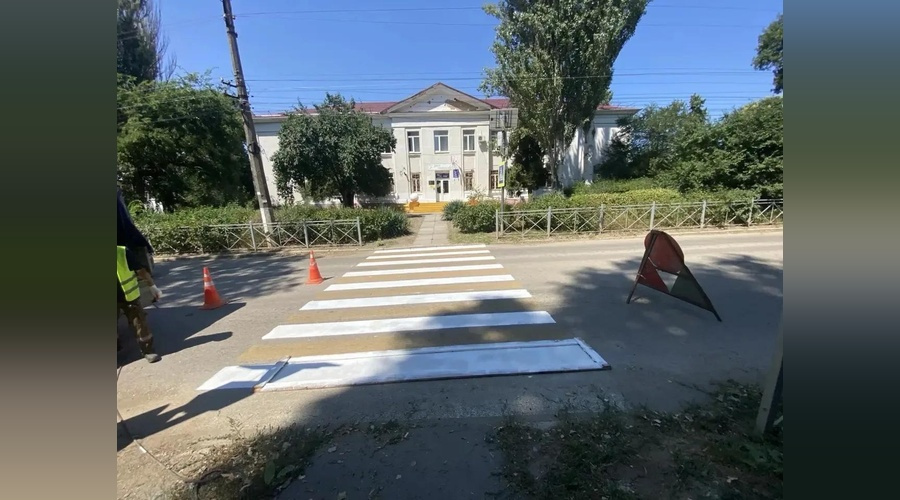 В Керчи обновляют разметку у школ и детских садов