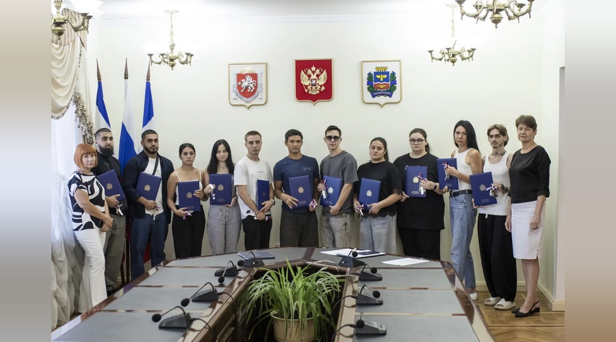 11 детей-сирот получили ключи от благоустроенных квартир в Симферополе 