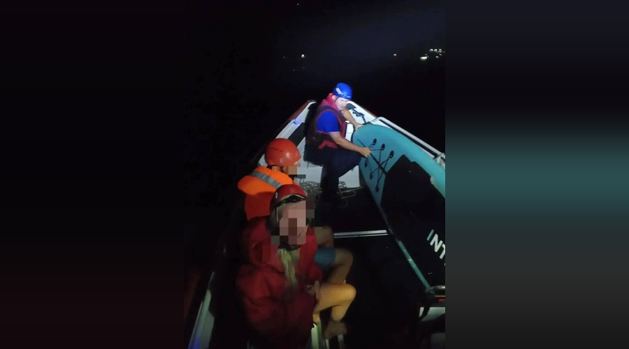 Туристов на сапбордах унесло в открытое море у берегов Крыма