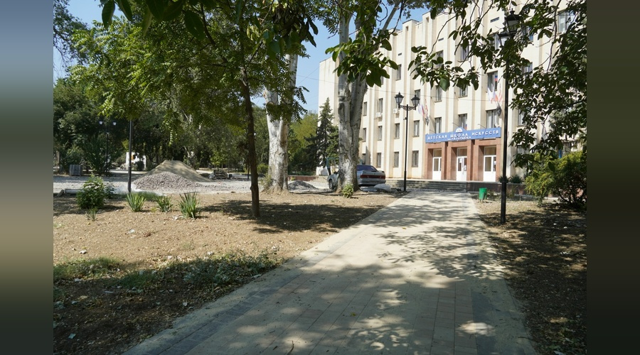 В Керчи проверили ход благоустройства у школы искусств имени Романа Сердюка