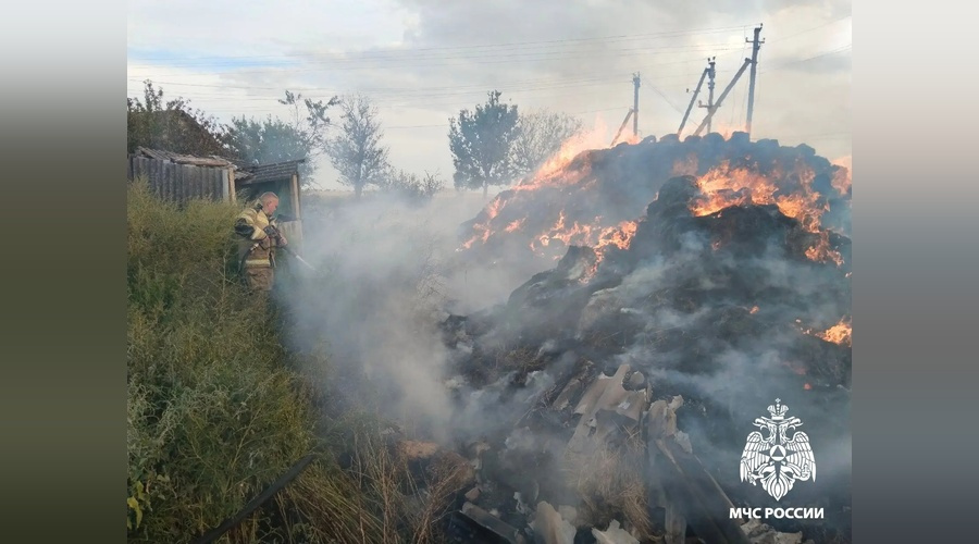 Пожарные потушили солому во дворе частного дома в Октябрьском