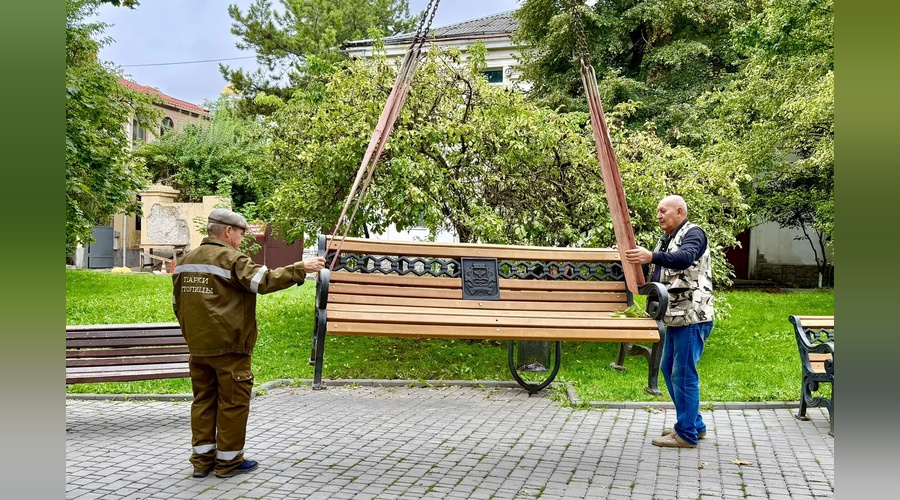 Дюжину скамеек обновили в сквере Высоцкого в Симферополе